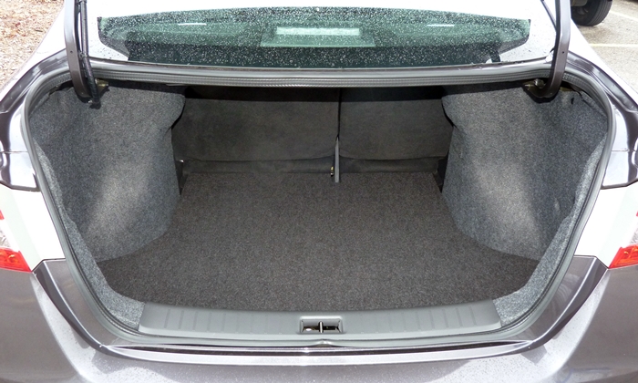 2004 Nissan sentra trunk space