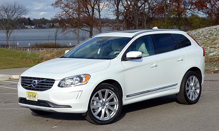 XC60 Reviews: Volvo XC60 Inscription front quarter view