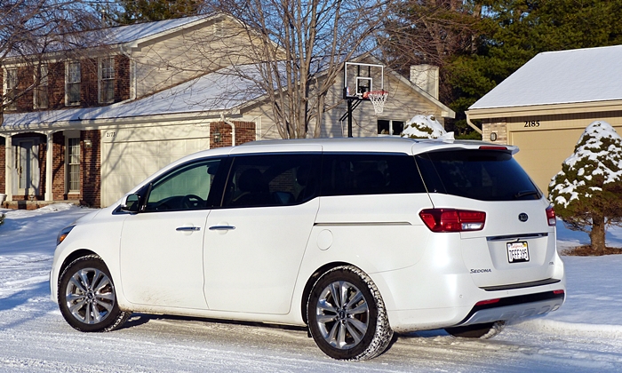 Sedona Reviews: Kia Sedona SXL rear quarter