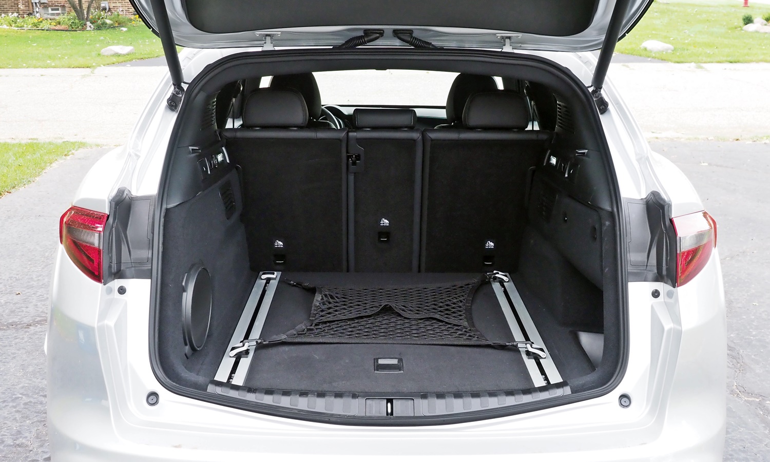 Stelvio Reviews: Alfa Romeo Stelvio Quadrifoglio cargo area
