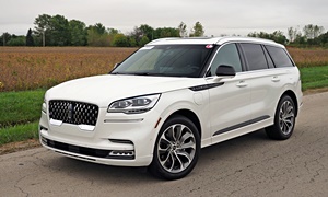 Lincoln Aviator vs.  Feature Comparison: photograph by Michael Karesh