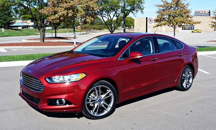 2013 Ford Fusion Titanium front quarter view