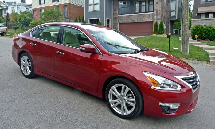 Nissan Altima front quarter view