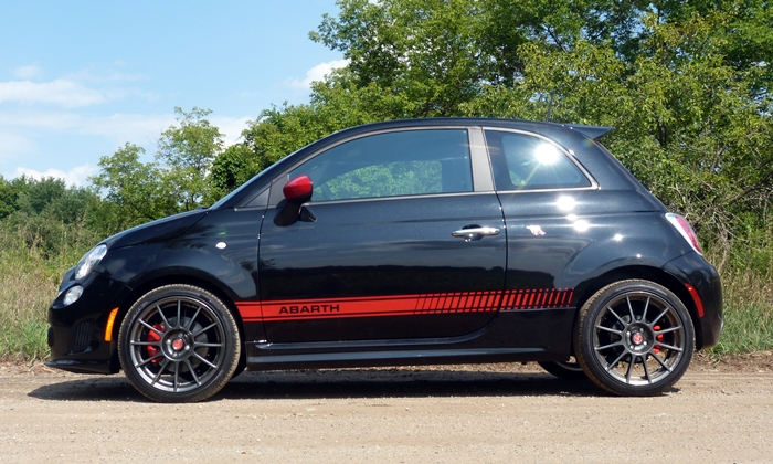Fiat 500 Photos: FIAT 500 Abarth side view