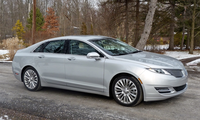 2013 Lincoln MKZ front quarter view