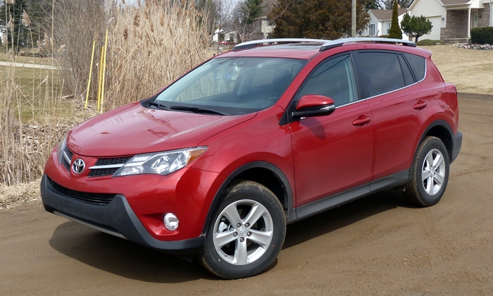 2013 Toyota RAV4 XLE front quarter view