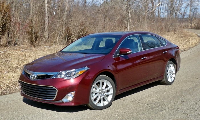 2013 Toyota Avalon XLE Touring front quarter