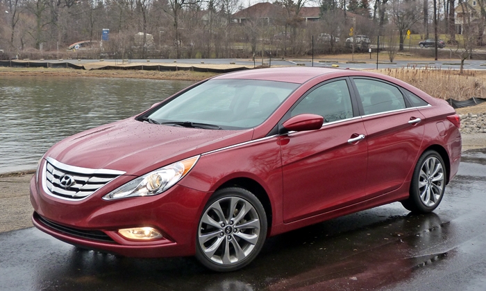 Sonata Reviews: 2013 Hyundai Sonata SE front quarter view