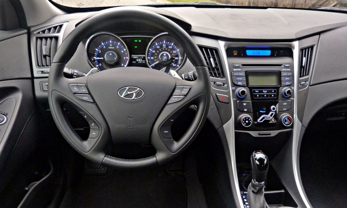 Sonata Reviews: 2013 Hyundai Sonata SE instrument panel