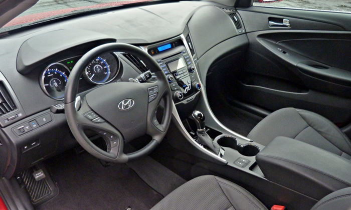 Hyundai Sonata Photos: 2013 Hyundai Sonata SE interior
