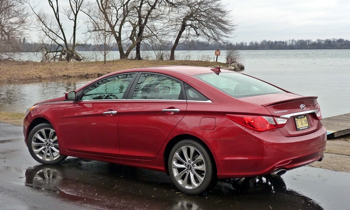 Sonata Reviews: 2013 Hyundai Sonata SE rear quarter view