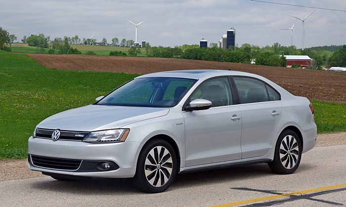 Jetta Reviews: Volkswagen Jetta Hybrid front quarter