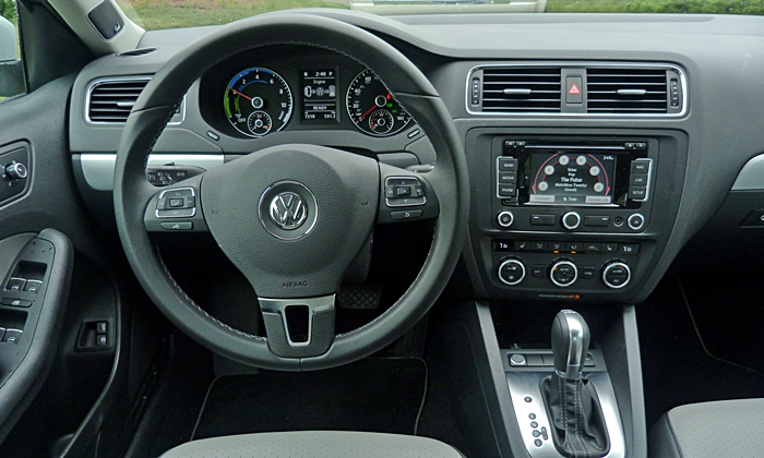 Jetta Reviews: Volkswagen Jetta Hybrid instrument panel