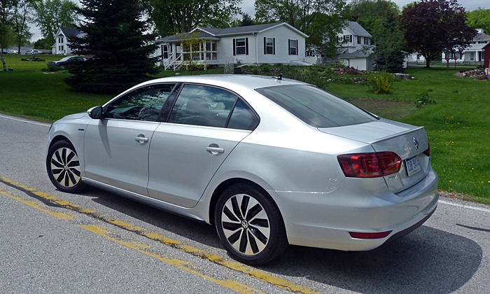Jetta Reviews: Volkswagen Jetta Hybrid rear quarter
