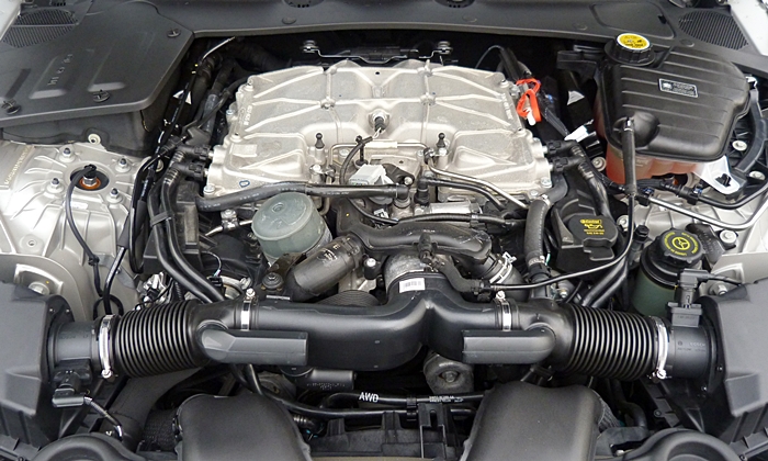Jaguar XJ Photos: 2013 Jaguar XJ V6 engine uncovered