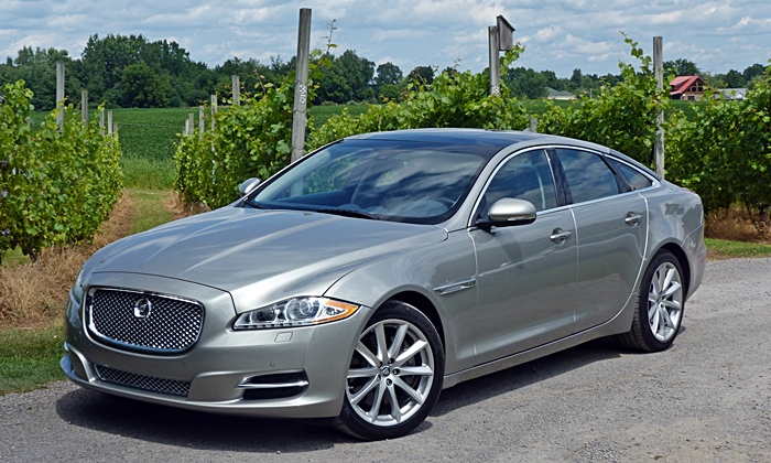 2013 Jaguar XJ front quarter view