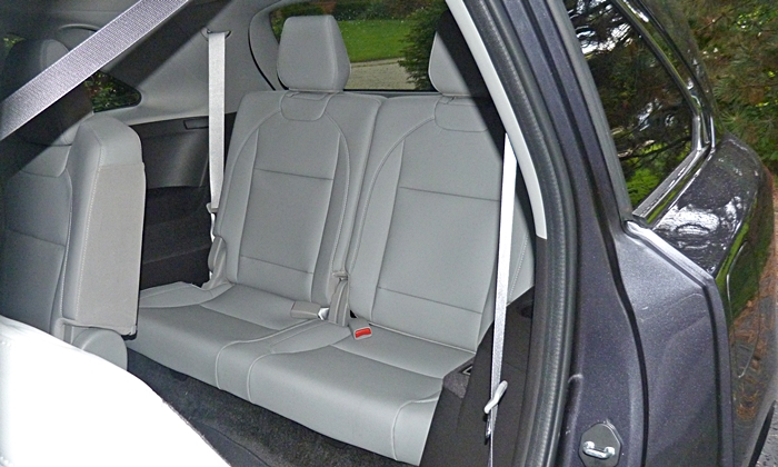 Acura MDX Photos: 2014 Acura MDX third-row seat