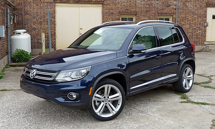 Volkswagen Tiguan R-Line front quarter view