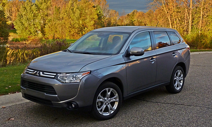 2014 Mitsubishi Outlander GT front quarter view