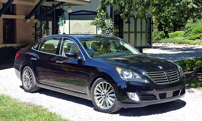 2014 Hyundai Equus front quarter view