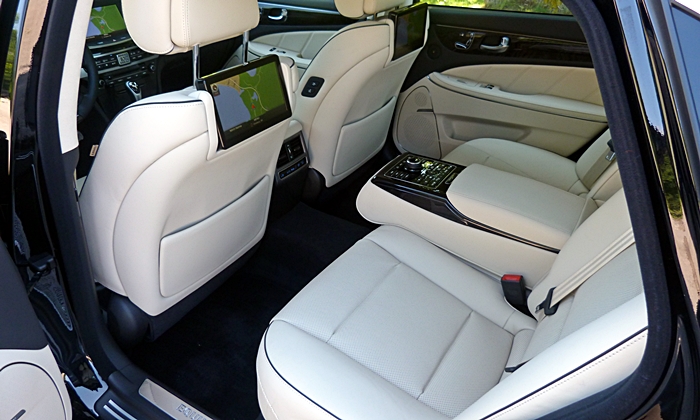 Equus Reviews: 2014 Hyundai Equus rear seat