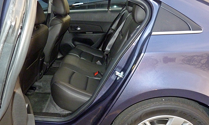Cruze Reviews: Chevrolet Cruze Diesel back seat