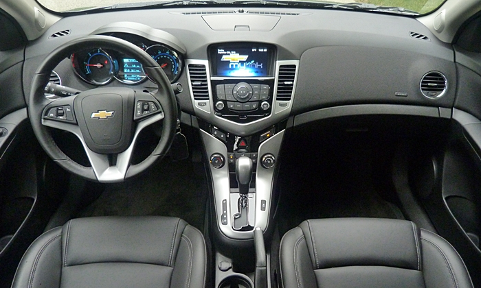 Cruze Reviews: Chevrolet Cruze Diesel instrument panel full width