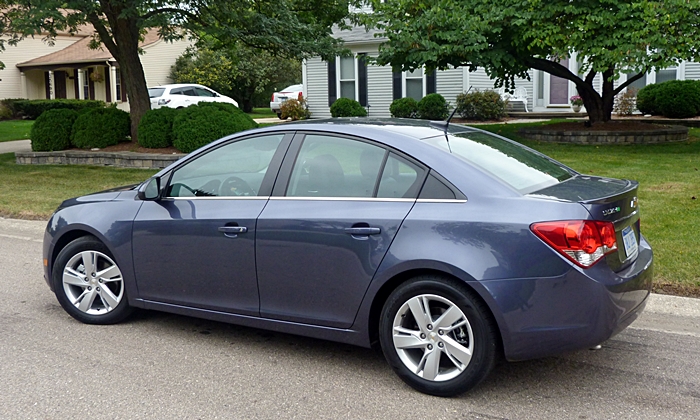 Cruze Reviews: Chevrolet Cruze rear quarter view