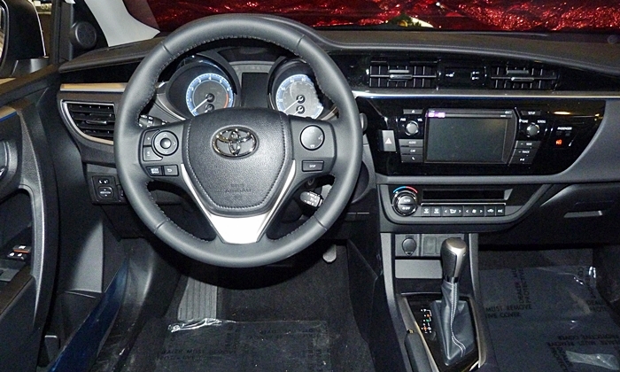 Toyota Corolla Photos: 2014 Toyota Corolla S instrument panel