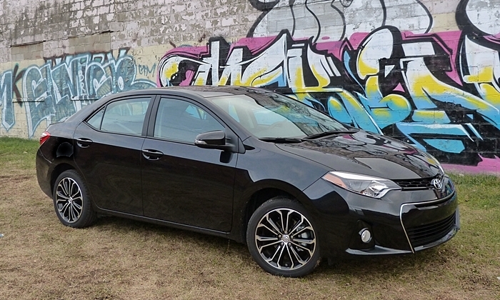 2014 Toyota Corolla S front quarter view