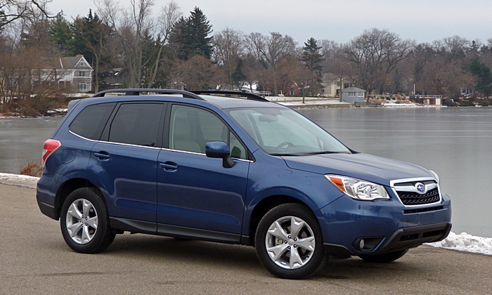 Subaru Forester 2.5i front quarter view