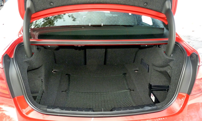 3-Series Reviews: BMW 328d trunk