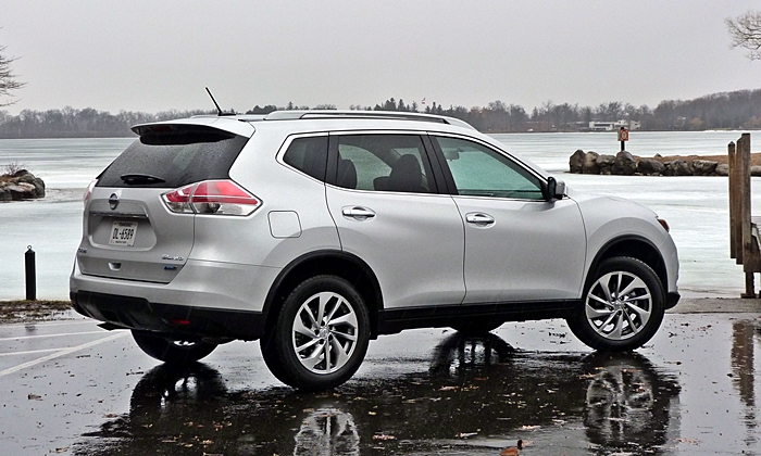 Rogue Reviews: Nissan Rogue rear quarter view