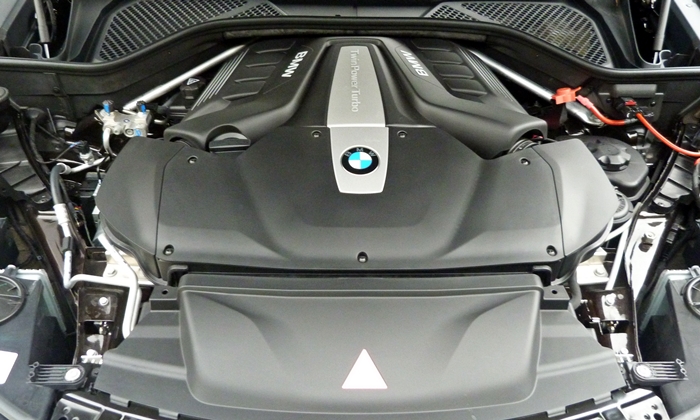 BMW X5 Photos: 2014 BMW X5 xDrive50i engine
