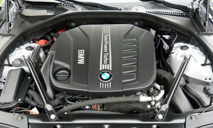 BMW 5-Series Photos: BMW 535d engine