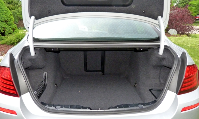 5-Series Reviews: BMW 535d trunk