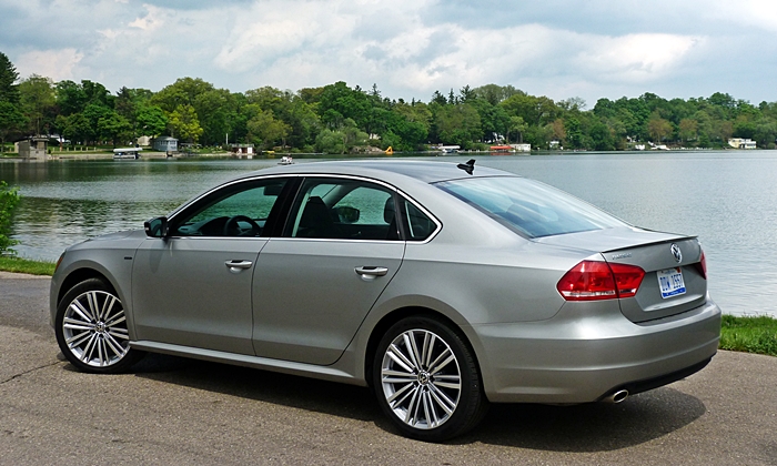 Passat Reviews: Volkswagen Passat Sport rear quarter view