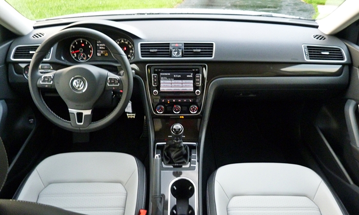 Passat Reviews: Volkswagen Passat Sport instrument panel full