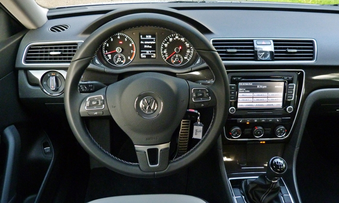 Volkswagen Passat Photos: Volkswagen Passat Sport instrument panel
