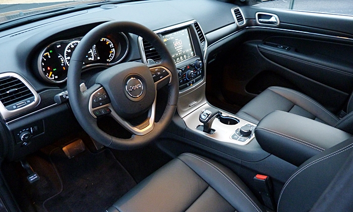 Toyota 4Runner Photos: Jeep Grand Cherokee interior