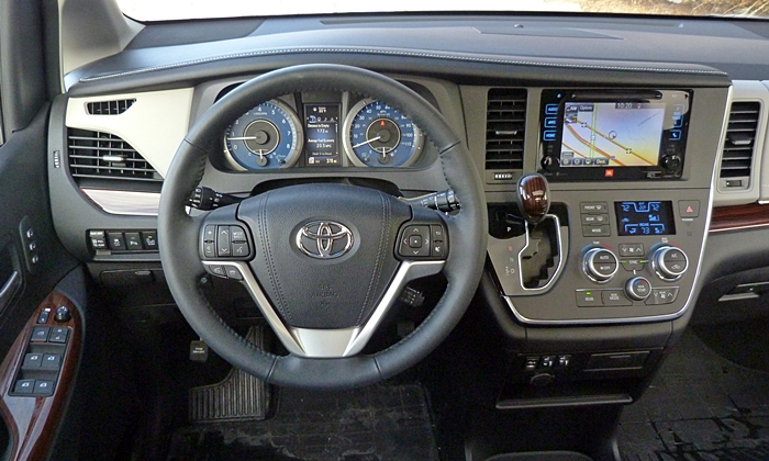 Toyota Sienna Photos: Toyota Sienna instrument panel
