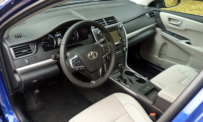 Camry Reviews: Toyota Camry Hybrid SE interior