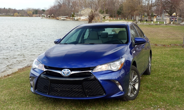 Camry Reviews: Toyota Camry Hybrid SE front view