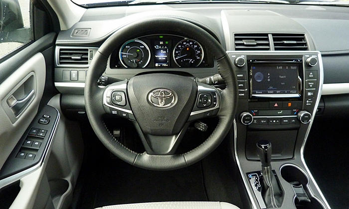Camry Reviews: Toyota Camry Hybrid SE instrument panel