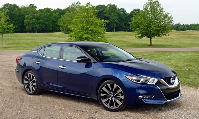 2016 Nissan Maxima SR front quarter view