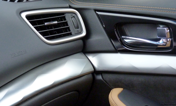 Nissan Maxima Photos: 2016 Nissan Maxima SR interior design details