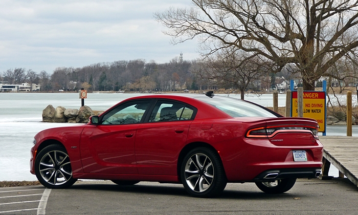 Charger Reviews: Dodge Charger R/T rear quarter view