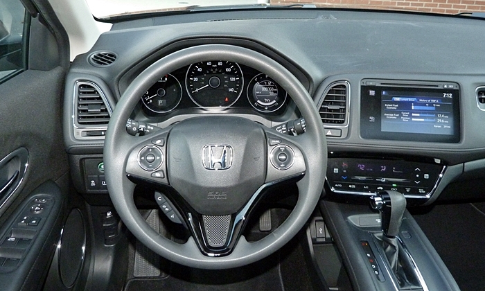 Honda HR-V Photos: Honda HR-V instrument panel