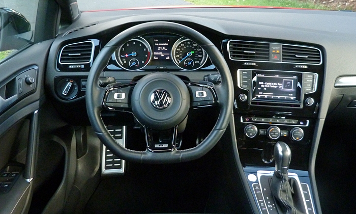 Golf / GTI Reviews: Volkswagen Golf R instrument panel