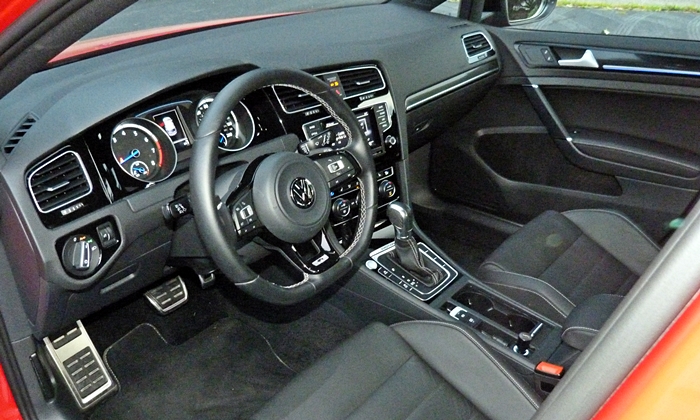 Golf / GTI Reviews: Volkswagen Golf R interior